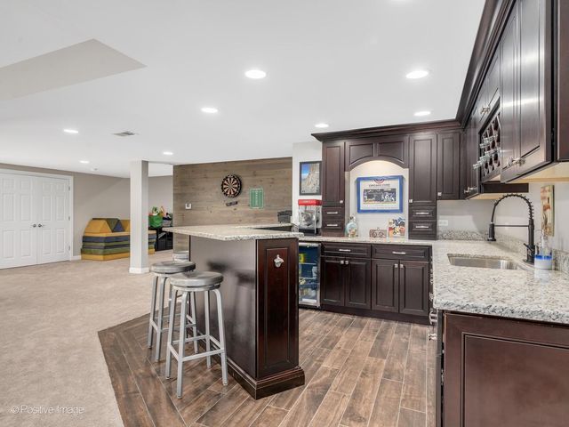 1250 W Thomas Road, Wheaton, IL 60187