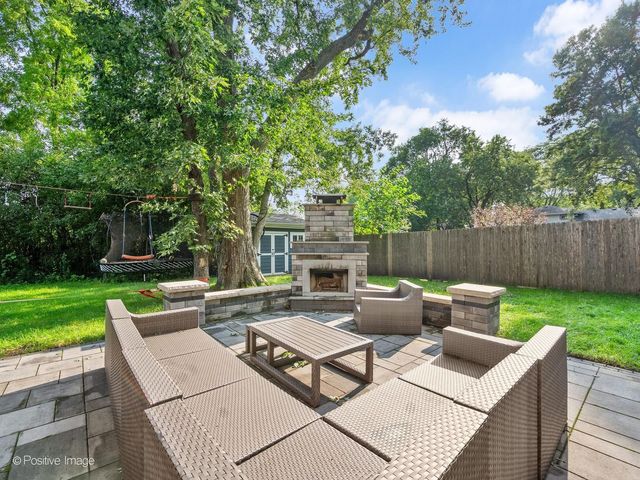 1250 W Thomas Road, Wheaton, IL 60187