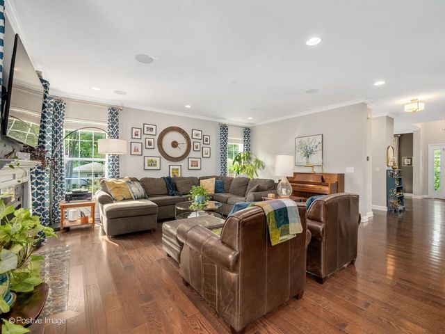 1250 W Thomas Road, Wheaton, IL 60187
