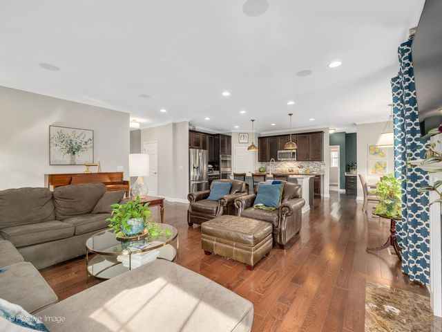 1250 W Thomas Road, Wheaton, IL 60187
