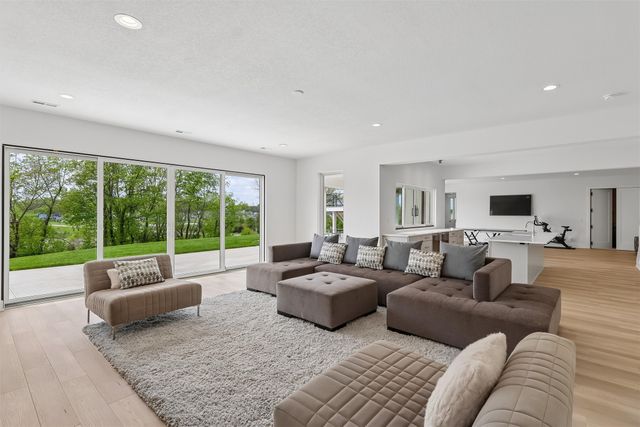 1505 S Dawsons Cove, West Des Moines, IA 50266