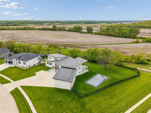 1505 S Dawsons Cove, West Des Moines, IA 50266