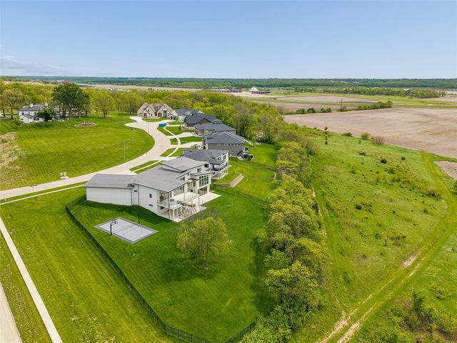 1505 S Dawsons Cove, West Des Moines, IA 50266