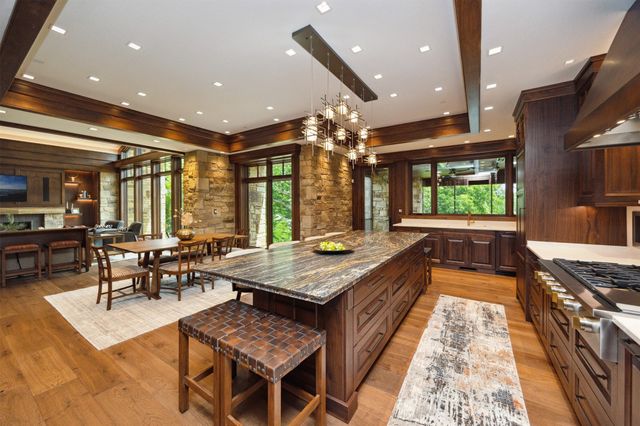 12870 Ridgeview Drive, Urbandale, IA 50323