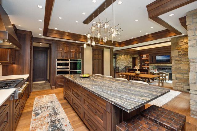 12870 Ridgeview Drive, Urbandale, IA 50323