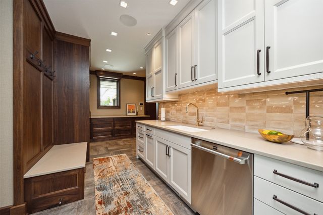 12870 Ridgeview Drive, Urbandale, IA 50323