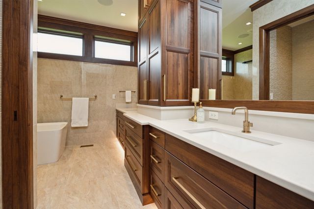 12870 Ridgeview Drive, Urbandale, IA 50323