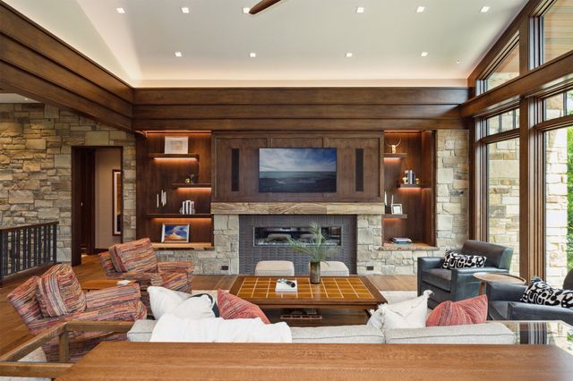 12870 Ridgeview Drive, Urbandale, IA 50323