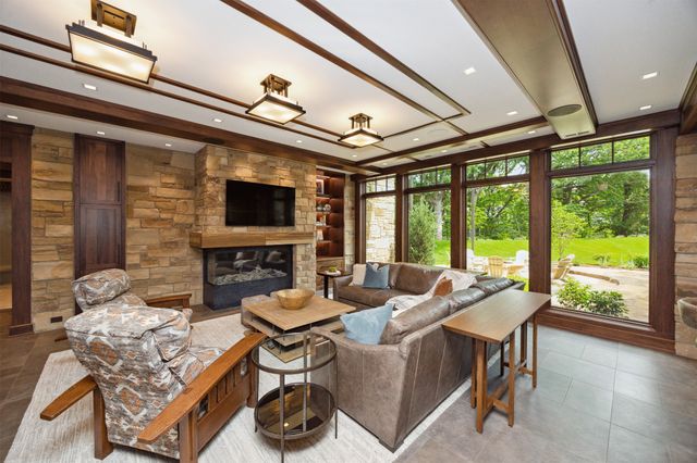 12870 Ridgeview Drive, Urbandale, IA 50323