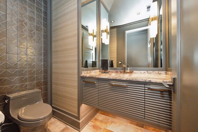 12870 Ridgeview Drive, Urbandale, IA 50323