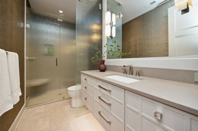 12870 Ridgeview Drive, Urbandale, IA 50323