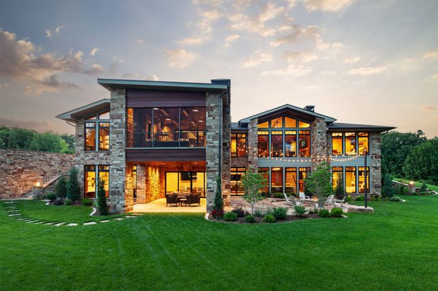 12870 Ridgeview Drive, Urbandale, IA 50323