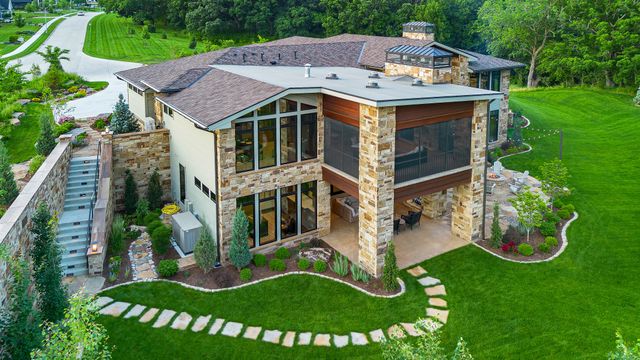 12870 Ridgeview Drive, Urbandale, IA 50323