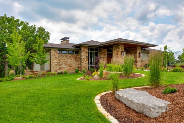 12870 Ridgeview Drive, Urbandale, IA 50323