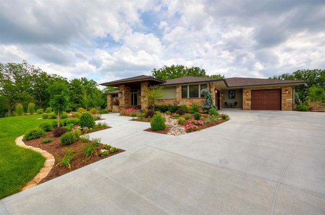 12870 Ridgeview Drive, Urbandale, IA 50323