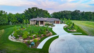 12870 Ridgeview Drive, Urbandale, IA 50323