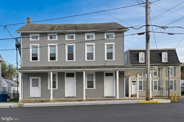 8 E BROADWAY AVE, Etters, PA 17319