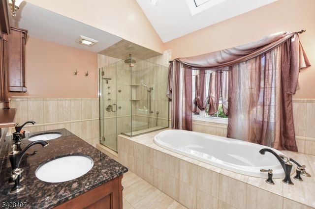 29 Cheryl Hills Dr, Hawthorne Boro, NJ 07506