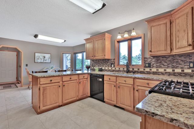 987 Demont Avenue E, Maplewood, MN 55109