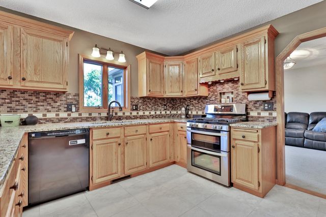987 Demont Avenue E, Maplewood, MN 55109