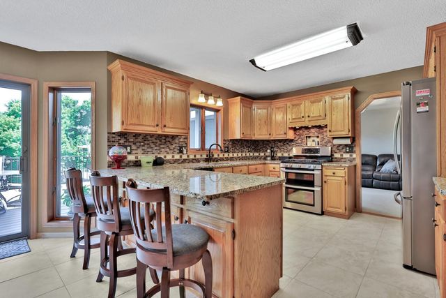 987 Demont Avenue E, Maplewood, MN 55109