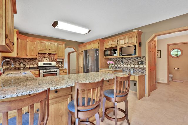 987 Demont Avenue E, Maplewood, MN 55109