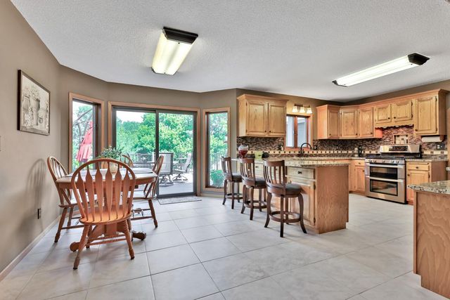 987 Demont Avenue E, Maplewood, MN 55109