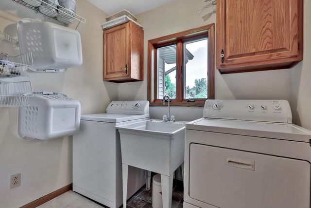 987 Demont Avenue E, Maplewood, MN 55109
