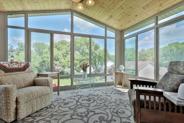 987 Demont Avenue E, Maplewood, MN 55109