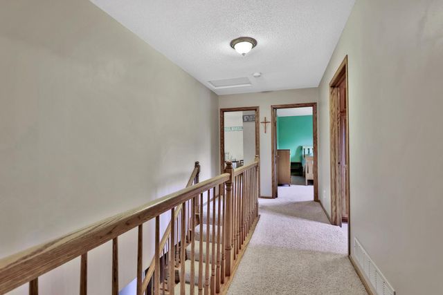987 Demont Avenue E, Maplewood, MN 55109