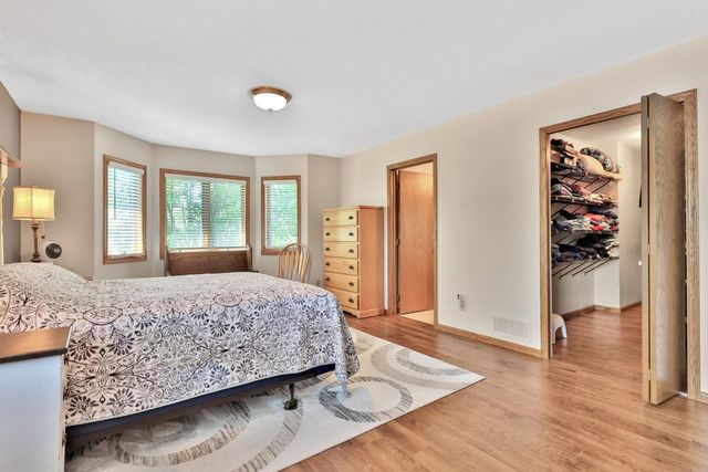 987 Demont Avenue E, Maplewood, MN 55109