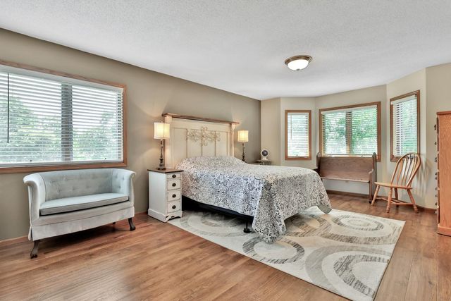 987 Demont Avenue E, Maplewood, MN 55109