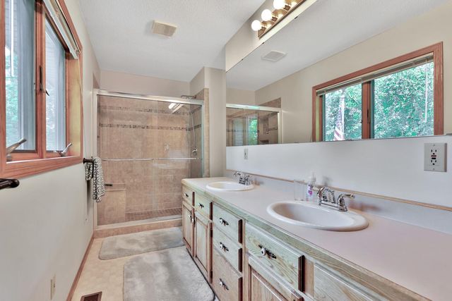 987 Demont Avenue E, Maplewood, MN 55109