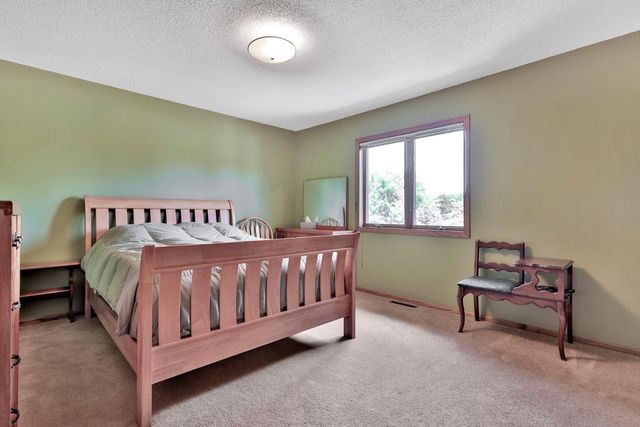 987 Demont Avenue E, Maplewood, MN 55109