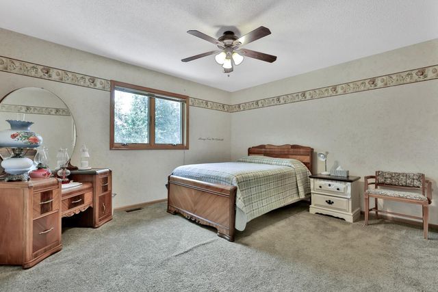 987 Demont Avenue E, Maplewood, MN 55109