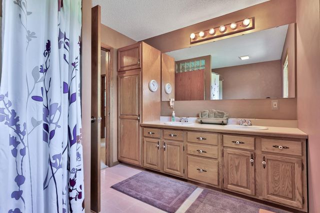 987 Demont Avenue E, Maplewood, MN 55109