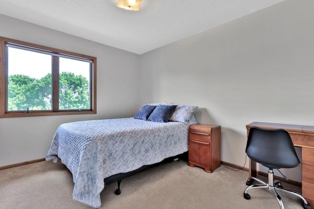 987 Demont Avenue E, Maplewood, MN 55109