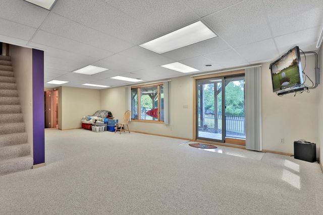 987 Demont Avenue E, Maplewood, MN 55109
