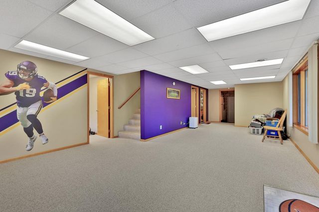 987 Demont Avenue E, Maplewood, MN 55109