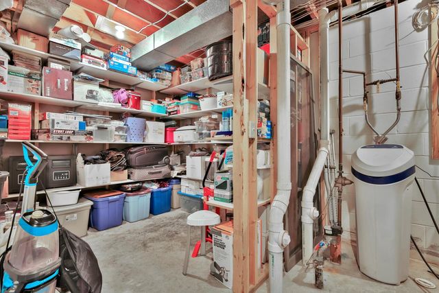 987 Demont Avenue E, Maplewood, MN 55109