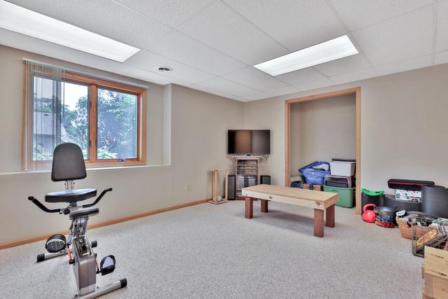 987 Demont Avenue E, Maplewood, MN 55109