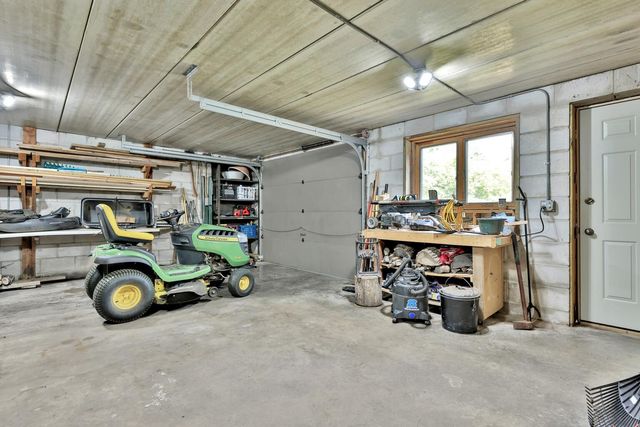 987 Demont Avenue E, Maplewood, MN 55109