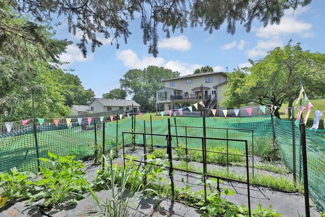 987 Demont Avenue E, Maplewood, MN 55109