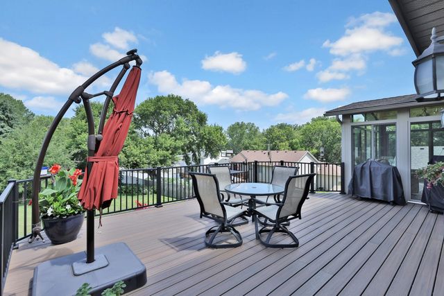 987 Demont Avenue E, Maplewood, MN 55109