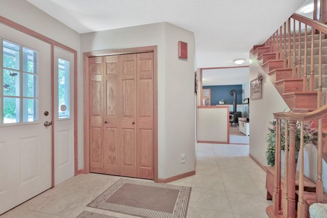 987 Demont Avenue E, Maplewood, MN 55109