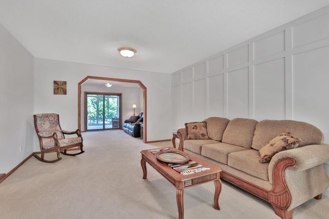 987 Demont Avenue E, Maplewood, MN 55109