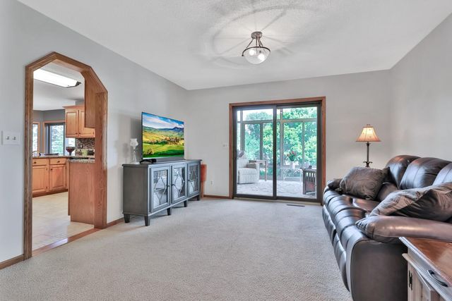 987 Demont Avenue E, Maplewood, MN 55109