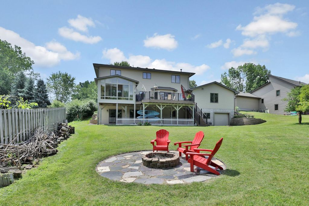987 Demont Avenue E, Maplewood, MN 55109