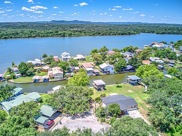702 Liveoak RD, Kingsland, TX 78639