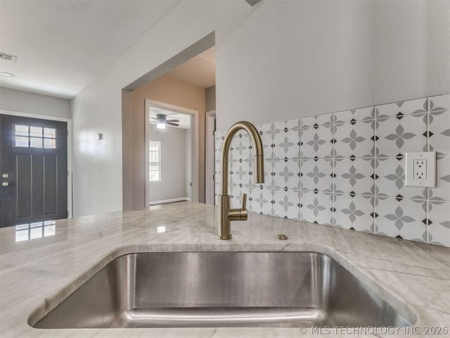 3911 E Admiral Court, Tulsa, OK 74115